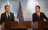 Le ministre des Affaires étrangères, Eli Cohen, à droite, et le secrétaire d'État américain, Antony Blinken, tenant une conférence de presse au ministère des Affaires étrangères, à Jérusalem, le 30 janvier 2023. (Crédit : Yonatan Sindel/Flash90)