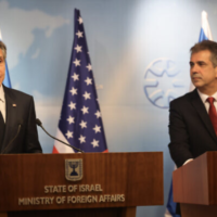 Le ministre des Affaires étrangères, Eli Cohen, à droite, et le secrétaire d'État américain, Antony Blinken, tenant une conférence de presse au ministère des Affaires étrangères, à Jérusalem, le 30 janvier 2023. (Crédit : Yonatan Sindel/Flash90)