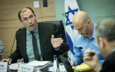 Le député Simcha Rotman, président de la commission de la Constitution, du Droit et de la Justice, à gauche, et le conseiller juridique de la commission, Gur Bligh, à droite, lors d'une réunion à la Knesset, à Jérusalem, le 30 janvier 2023. (Crédit : Yonatan Sindel/Flash90)