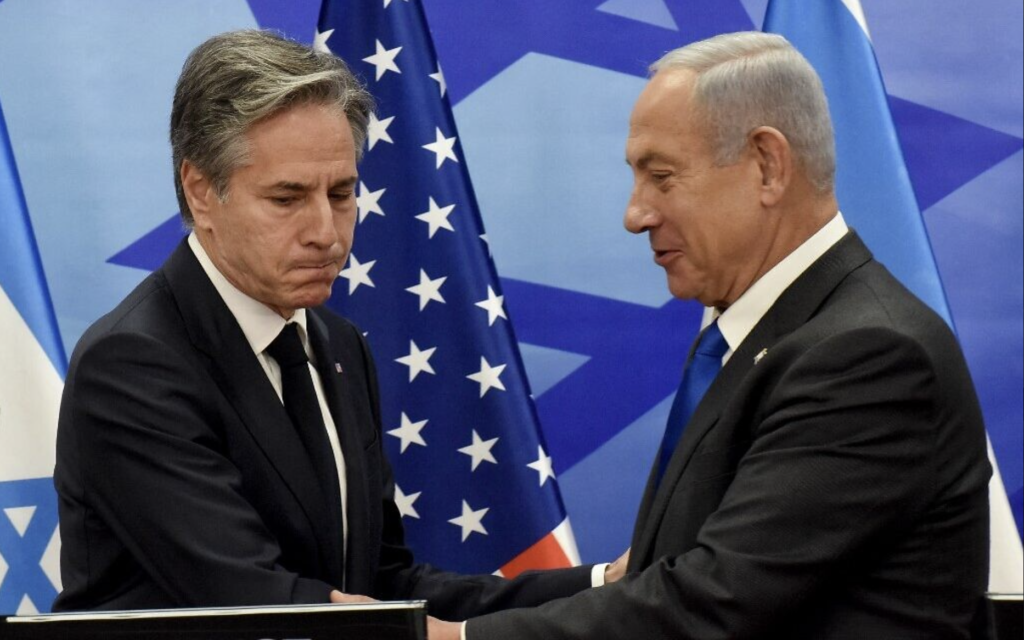 Le secrétaire d'État américain Antony Blinken, à gauche, serrant la main du Premier ministre Benjamin Netanyahu, lors d'une conférence de presse, à Jérusalem, le 30 janvier 2023. (Crédit : Debbie Hill/POOL/AFP)