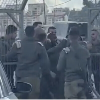Une altercation entre soldats à l'entrée de l'avant-poste militaire de Harsina, près de la ville de Hébron en Cisjordanie, le 30 janvier 2023. (Capture d'écran utilisée conformément à la clause 27a de la loi sur le droit d'auteur)