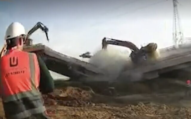 L’effondrement d'un pont, a entraîné des véhicules de construction s'écrasant au sol, à Rishon Lezion, le 29 janvier 2023. (Capture d'écran utilisée conformément à la clause 27a de la loi sur les droits d'auteur)