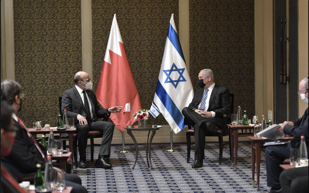 Le Premier ministre Benjamin Netanyahu rencontrant le ministre bahreïni des Affaires étrangères, Abdullatif bin Rashid al-Zayani, à Jérusalem, le 18 novembre 2020. (Crédit : Amos Ben Gershom/Bureau du Premier ministre)