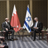Le Premier ministre Benjamin Netanyahu rencontrant le ministre bahreïni des Affaires étrangères, Abdullatif bin Rashid al-Zayani, à Jérusalem, le 18 novembre 2020. (Crédit : Amos Ben Gershom/Bureau du Premier ministre)