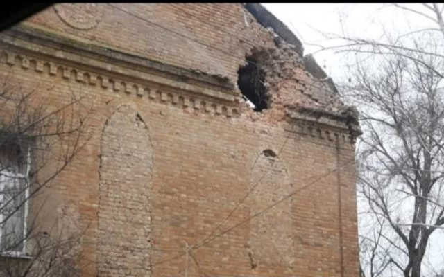 Une synagogue vieille de 113 ans, frappée par un obus russe, dans la ville de Houliaïpole, en Ukraine, le 30 janvier 2023. (Crédit : Twitter)