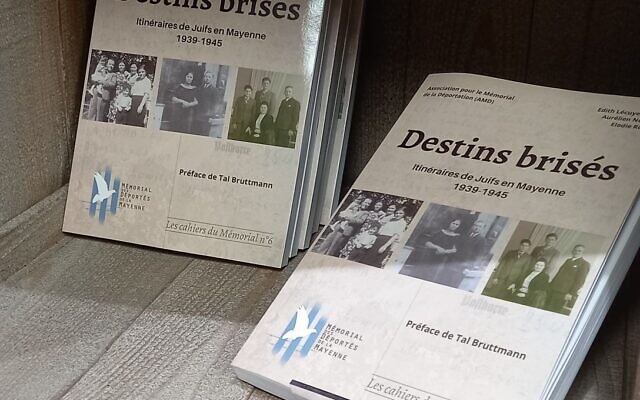 Le livre "Destins brisés - Itinéraires de Juifs en Mayenne 1939-1945". (Crédit : Mémorial des déportés de la Mayenne)