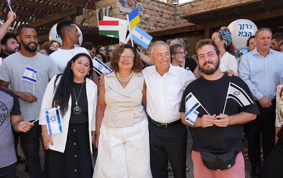 Doron Almog, président de l'Agence juive (au centre, en chemise blanche), rend visite à de nouveaux immigrants à Ulpan Etzion, un centre d'immersion pour l'apprentissage de l'hébreu à Jérusalem, lors de son premier jour de travail, le 21 août 2022. (Crédit :Maxim Dinstein/Agence juive)