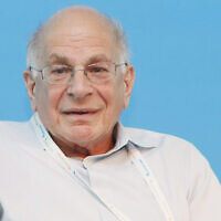Le psychologue américain et lauréat du prix Nobel 2002 en sciences économiques Daniel Kahneman, pendant un débat à la 5e Conférence présidentielle d'Israël au centre international des congrès de Jérusalem, le 20 juin 2013. (Crédit :   Miriam Alster/FLASH90)
