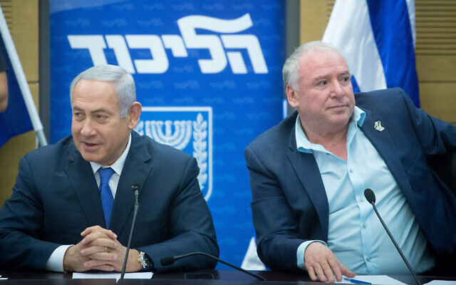 Le Premier ministre Benjamin Netanyahu parle avec le président de la coalition de l'époque, David Amsalem, pendant une réunion de faction du Likud à la Knesset, le 19 novembre 2018. (Crédit : Miriam Alster/Flash90)