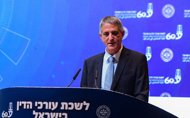 Le président de l'Association du barreau israélien Avi Himi lors d'une conférence à Tel Aviv, le 2 septembre 2021. (Crédit :  Avshalom Sassoni/Flash90)