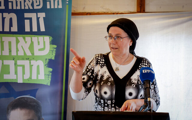 La députée Orit Strouk s'exprimant lors d'une visite des membres du parti HaTzionout HaDatit dans le quartier de Netiv Haavot, dans le Gush Etzion, en Cisjordanie, le 26 octobre 2022. (Crédit : Gershon Elinson/Flash90)