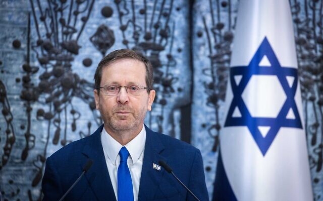 Le président Isaac Herzog présentant au chef du Likud, Benjamin Netanyahu, le mandat pour former le prochain gouvernement, à la résidence présidentielle, à Jérusalem, le 13 novembre 2022. (Crédit : Olivier Fitoussi/Flash90)