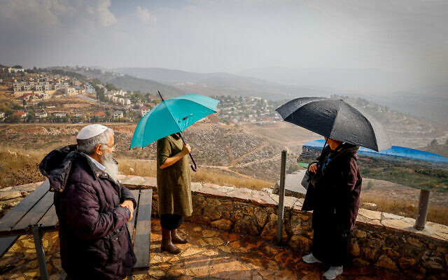 Des gens regardent l'implantation d'Elon Moreh, près de la ville de Naplouse, en Cisjordanie, le 14 novembre 2022. (Crédit : Gershon Elinson/Flash90)
