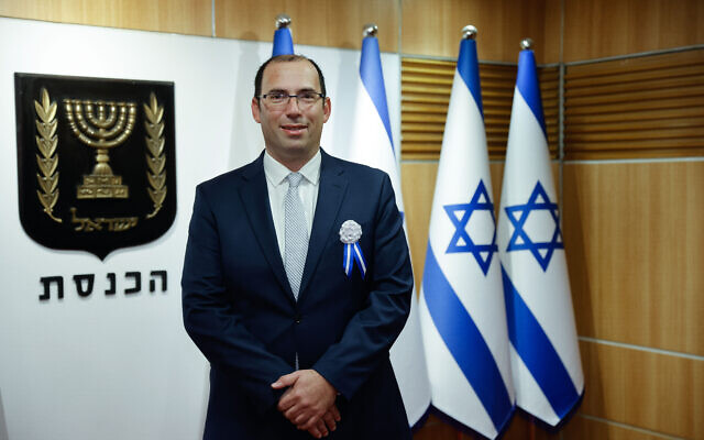 Le député Simcha Rothman arrive au parlement israélien, pour la session d'ouverture de la Knesset, à Jérusalem le 15 novembre 2022. (Crédit : Olivier Fitoussi/Flash90)
