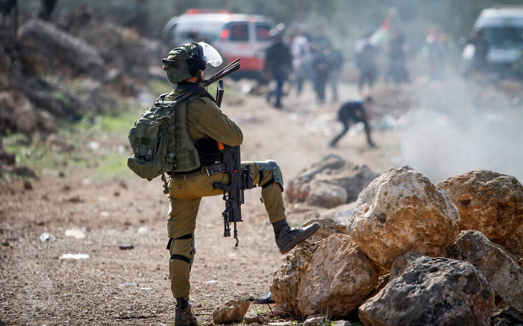 Des Palestiniens et des activistes de gauche se heurtent aux forces de sécurité israéliennes pendant une manifestation dans le village de Beit Dajan, en Cisjordanie, le 9 décembre 2022. (Crédit : Nasser Ishtayeh/Flash90)