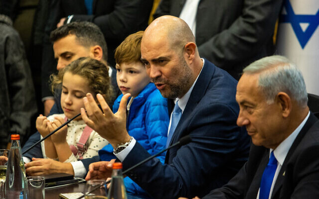Le Premier ministre Benjamin Netanyahu avec le nouveau président de la Knesset  Amir Ohana et les enfants de ce dernier lors de la cérémonie d'investiture du nouveau gouvernement israélien à la Knesset, le 29 décembre 2022. (Crédit :  Oren Ben Hakoon/POOL)