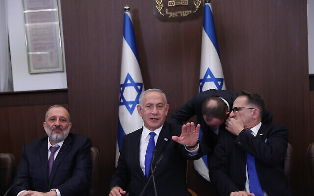 Benjamin Netanyahu lors de sa première réunion du cabinet depuis qu'il a repris le poste de Premier ministre, quelques heures après l'investiture de sa coalition, au bureau du Premier ministre de Jérusalem, le 29 décembre 2022. (Crédit : Ohad Zwigenberg/ POOL)