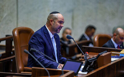 Le nouveau président de la Knesset, Amir Ohana, supervise la session plénière de la prestation de serment du nouveau gouvernement, le 29 décembre 2022. (Crédit : Yonatan Sindel/Flash90)