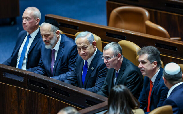 De gauche à droite, les ministres Yoav Gallant, Aryeh Deri, Benjamin Netanyahu, Yariv Levin et Eli Cohen, à la Knesset, le 29 décembre 2022. (Crédit : Yonatan Sindel/Flash90)