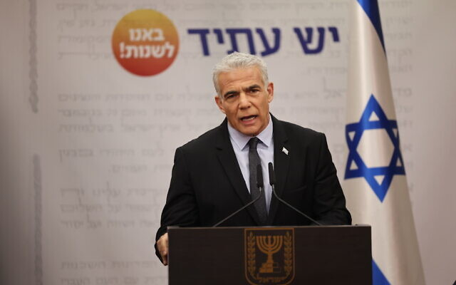 Le chef du parti Yesh Atid, Yair Lapid, s'exprimant lors d'une réunion de sa faction à la Knesset, à Jérusalem, le 2 janvier 2023. (Crédit : Yonatan Sindel/Flash90)
