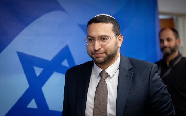 Le ministre du Développement du Néguev et de la Galilée, Yitzhak Wasserlauf, arrivant à la réunion hebdomadaire du cabinet auBbureau du Premier ministre à Jérusalem, le 3 janvier 2023. (Crédit : Yonatan Sindel/Flash90)
