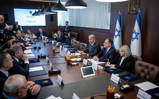 Le Premier ministre israélien Benjamin Netanyahu dirige une réunion au bureau du Premier ministre à Jérusalem, le 3 janvier 2023. (Crédit : Yonatan Sindel/Flash90)