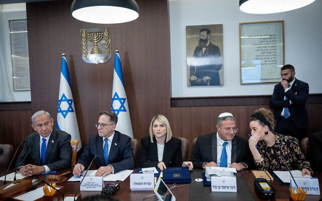 Le Premier ministre Benjamin Netanyahu, à gauche, le ministre de la Sécurité nationale Itamar Ben Gvir, 2e à droite, et d'autres officiels et ministres à la première réunion de cabinet, le 3 janvier 2023. (Crédit : Yonatan Sindel/Flash90)