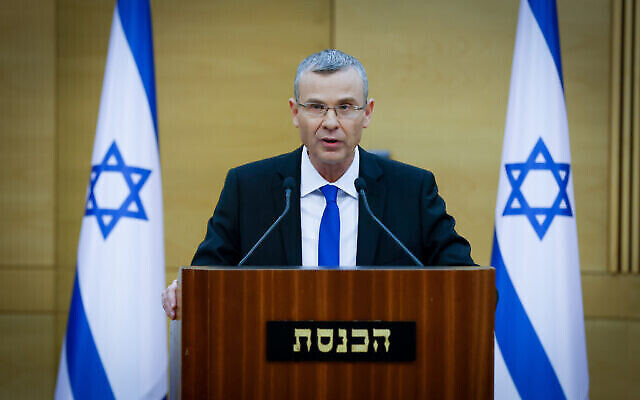 Le ministre de la Justice Yariv Levin tient une conférence de presse à la Knesset, le parlement israélien à Jérusalem, le 4 janvier 2023. (Olivier Fitoussi/Flash90)
