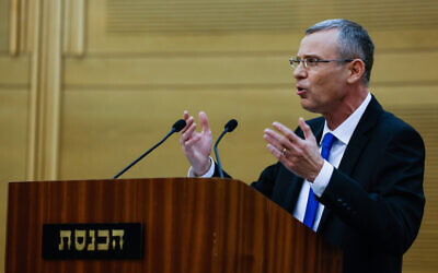 Le ministre de la Justice Yariv Levin tient une conférence de presse à la Knesset, le parlement israélien à Jérusalem, le 4 janvier 2023. (Crédit : Olivier Fitoussi/Flash90)