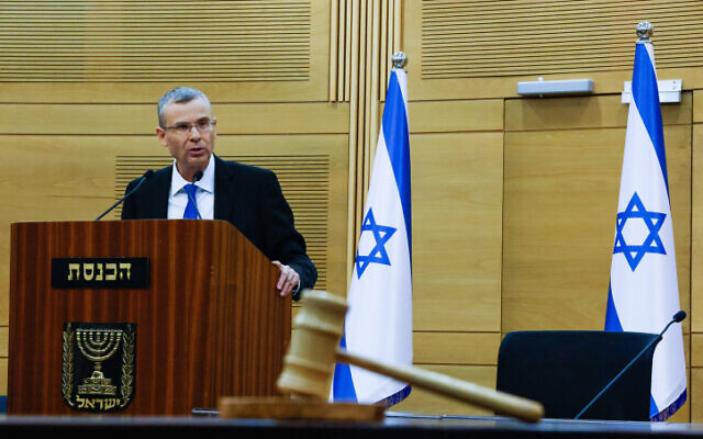 Le ministre de la Justice, Yariv Levin, lors d'une conférence de presse à la Knesset, à Jérusalem, le 4 janvier 2023. (Crédit : Olivier Fitoussi/Flash90)