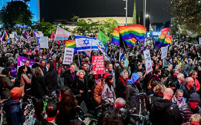 Des Israéliens manifestant contre le gouvernement actuel sur la place Habima de Tel Aviv, le 7 janvier 2023. (Crédit : Avshalom Sassoni/Flash90)
