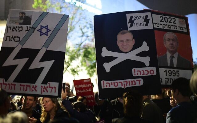 Des panneaux blâmant le Premier ministre Benjamin Netanyahu, à droite, pour des violences politiques et le ministre de la Justice, Yariv Levin, au centre, ainsi que le gouvernement lors d'une manifestation à Tel Aviv, le 7 janvier 2023. (Crédit : Tomer Neuberg/Flash90)