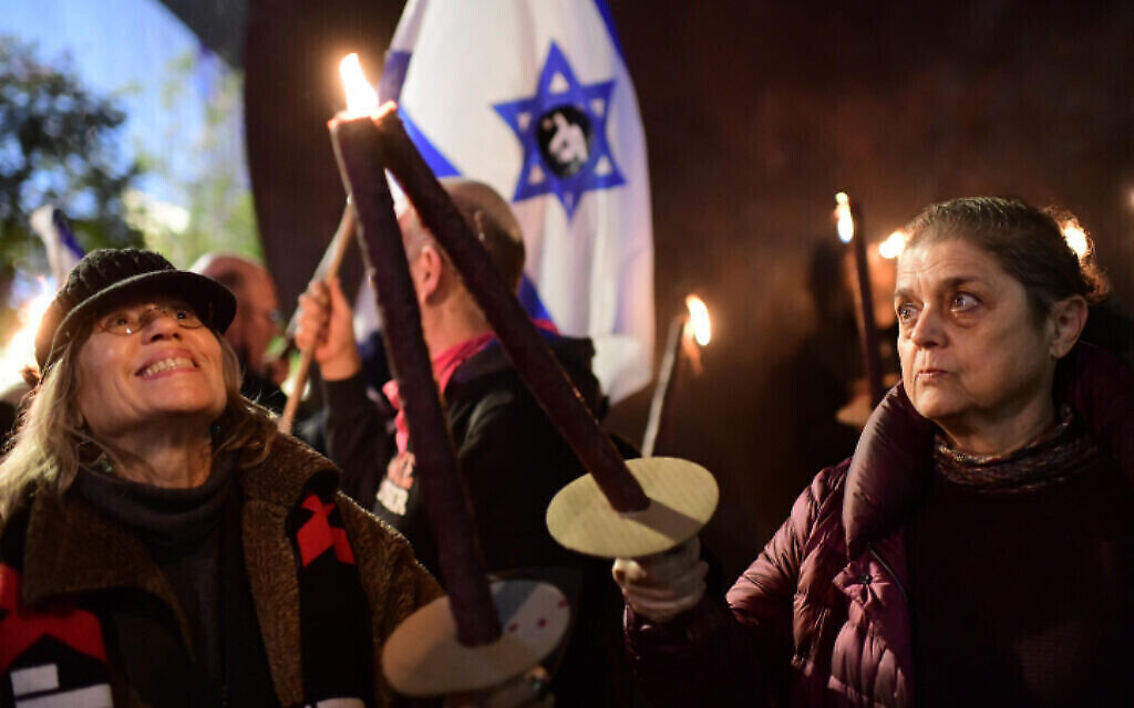 Des Israéliens manifestent contre le gouvernement, à Tel Aviv, le 7 janvier 2023. (Crédit : Tomer Neuberg/Flash90)