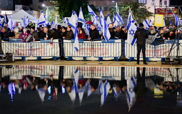 Des manifestants se rassemblent pour protester contre le gouvernement israélien sur la place Habima à Tel Aviv, le 14 janvier 2023. (Crédit : Avshalom Sassoni/Flash90)