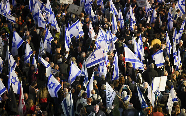 Des milliers de personnes manifestant contre le gouvernement israélien sur la place Habima, à Tel Aviv, le 14 janvier 2023. (Crédit : Yonatan Sindel/Flash90)