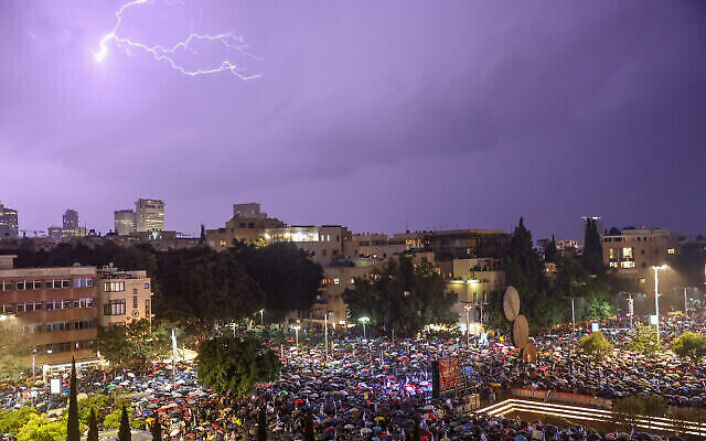 Malgré la pluie, des milliers de personnes manifestent contre le gouvernement israélien sur la place Habima à Tel Aviv, le 14 janvier 2023. (Yonatan Sindel/Flash90)