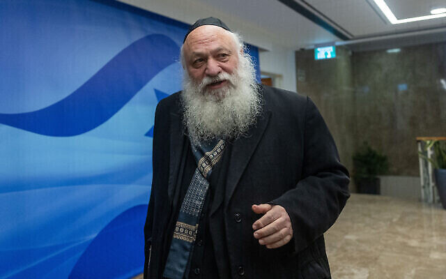 Yitzchak Goldknopf, chef du parti Yahadout HaTorah et ministre du Logement et de la Construction, arrivant pour une réunion du cabinet au Bureau du Premier ministre, à Jérusalem, le 15 janvier 2023. (Crédit : Yonatan Sindel/Flash90)