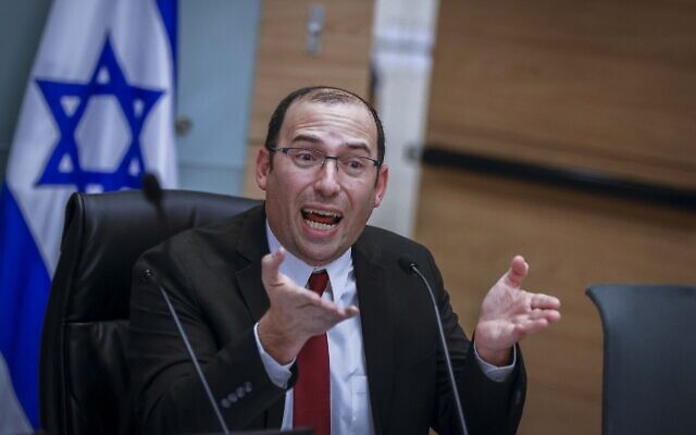 Le député Simcha Rothman, chef de la Commission de la Constitution, lors d'une réunion de commission à la Knesset de Jérusalem, le 17 janvier 2023. (Crédit : Olivier Fitoussi/Flash90)