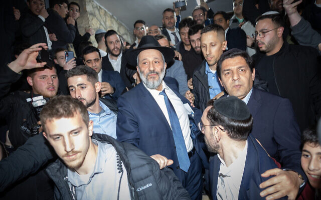 Le chef du Shas, Aryeh Deri, aux abords de son domicile de Jérusalem, le 18 janvier 2023. (Crédit : Yonatan Sindel/Flash90)