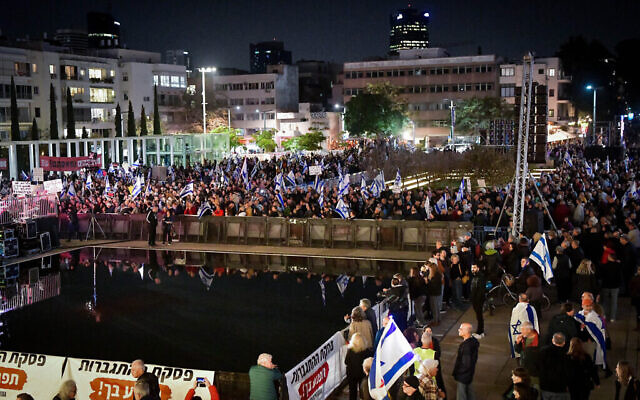 Des manifestants israéliens assistent à un rassemblement contre le nouveau gouvernement du Premier ministre Benjamin Netanyahu sur la place Habima à Tel Aviv, le 21 janvier 2023. (Crédit : Avshalom Sassoni/Flash90)