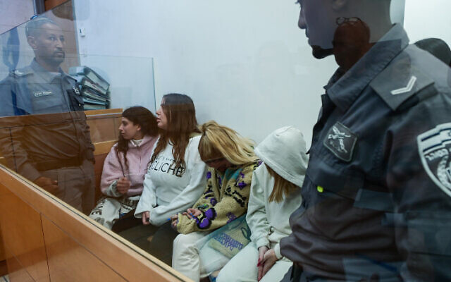 Quatre femmes soupçonnées d'avoir tenté de faire entrer clandestinement de la cocaïne et de la kétamine en Israël, lors d'une audience au tribunal de première instance de Rishon Lezion, le 22 janvier 2023. (Crédit : Avshalom Sassoni/Flash90)