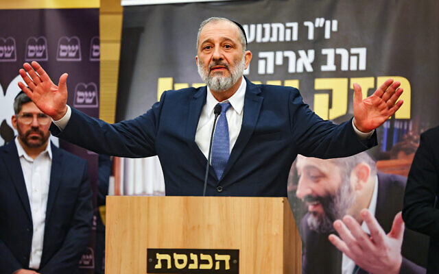 Aryeh Deri s'exprime pendant une réunion de sa faction du Shas à la Knesset, le 23 janvier 2023. (Crédit :  Yonatan Sindel/Flash90)