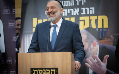 Le leader du Shas, Aryeh Deri, lors d'une réunion de faction à la Knesset, le 23 janvier 2023. (Crédit :  Yonatan Sindel/Flash90)