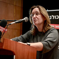 La journaliste Ilana Dayan prend la parole lors d'un rassemblement à Tel Aviv contre l'intention du gouvernement de fermer le diffuseur public Kan, le 29 janvier 2023. (Crédit : Avshalom Sassoni/Flash90)
