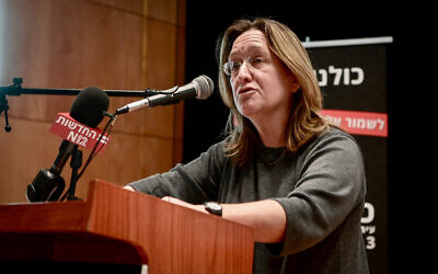 La journaliste Ilana Dayan prend la parole lors d'un rassemblement à Tel Aviv contre l'intention du gouvernement de fermer le diffuseur public Kan, le 29 janvier 2023. (Crédit : Avshalom Sassoni/Flash90)