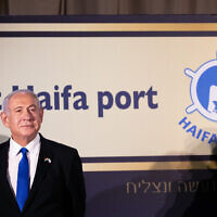 Le Premier ministre Benjamin Netanyahu prend la parole lors d'un événement au port de Haïfa, le 31 janvier 2023. (Crédit : Shir Torem/Flash90)