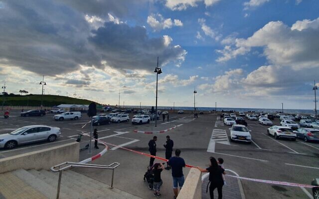 Des secouristes et des policiers sont vus près de la scène d'une fusillade au port de Jaffa, le 23 octobre 2021. (Crédit : Magen David Adom)