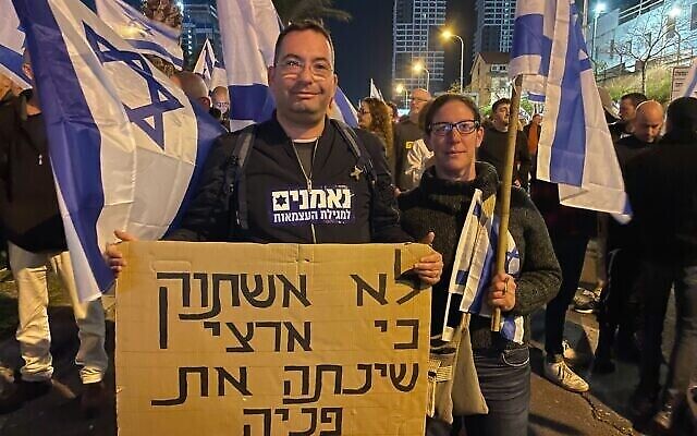 Le manifestant Assaf Abrahamovitz s'adresse au Times of Israel lors d'une manifestation anti-gouvernement à Tel Aviv. (Crédit : Carrie Keller-Lynn/Times of Israel)