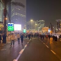 Des Israéliens se rassemblent à Tel Aviv lors d'une manifestation contre les projets controversés du gouvernement visant à donner aux législateurs un contrôle accru du système judiciaire, le 28 janvier 2023.  (Crédit : Carrie Keller-Lynn/Times of Israel)