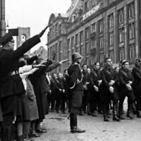 Des troupes nazies devant la place Bijenkorf d'Amsterdam en 1941. (Crédit : Domaine public)